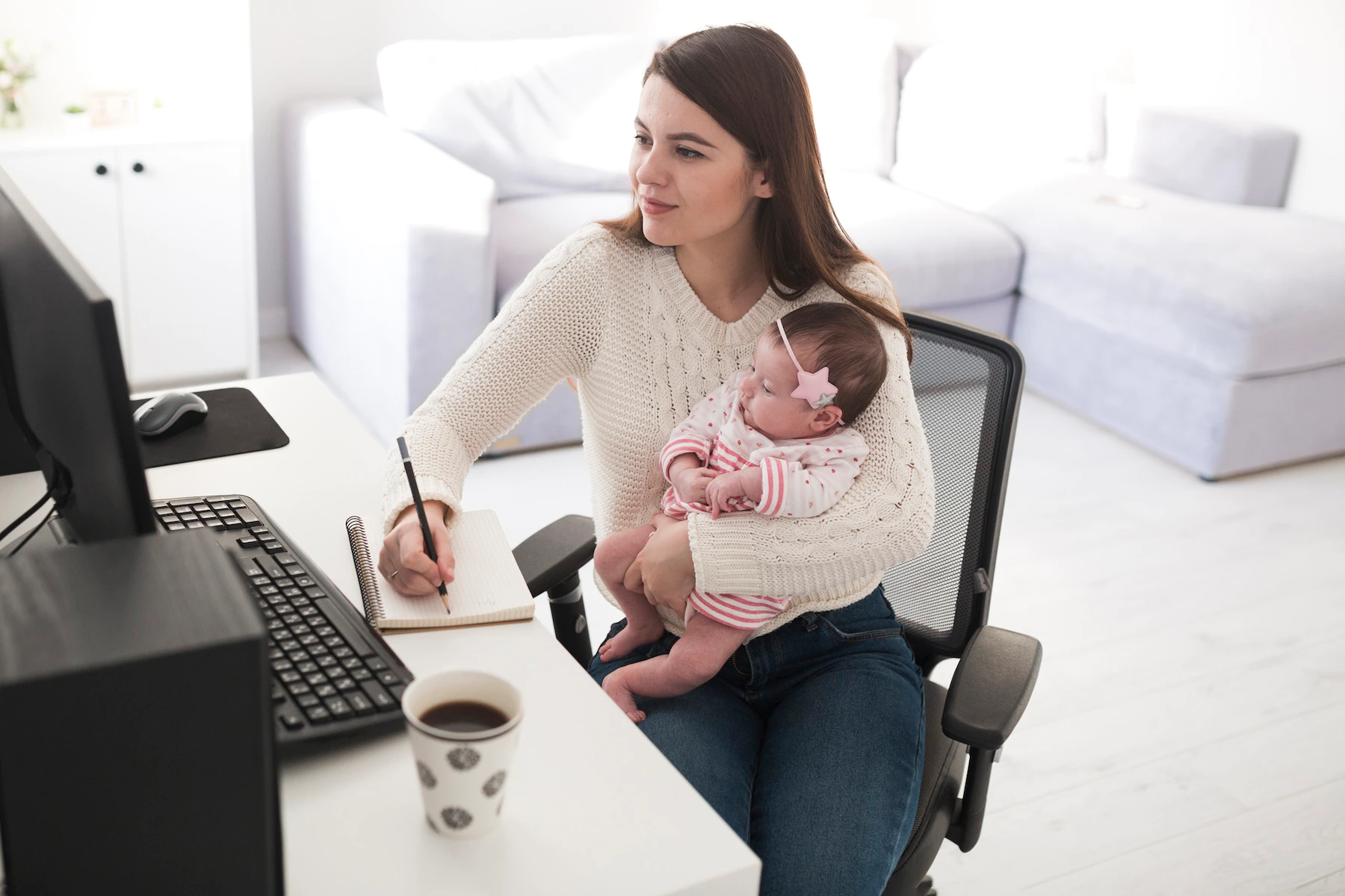 mujer-trabajando-desde-casa-mama-trabajando-lady-paola-zapatos-por-catalogo.webp